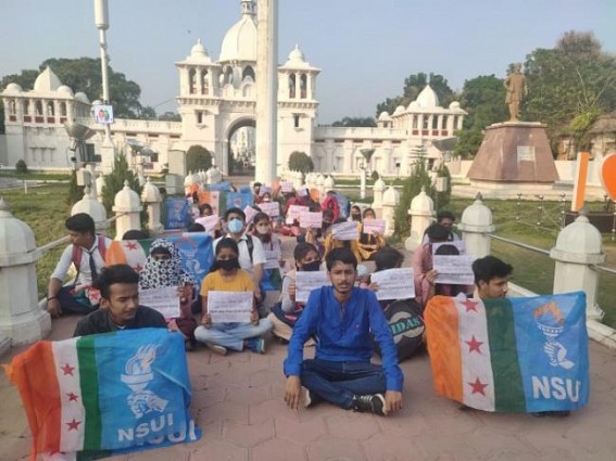 4 days long protest : School students demanding 40 marks exams staged a protest before Ujjayanta Palace